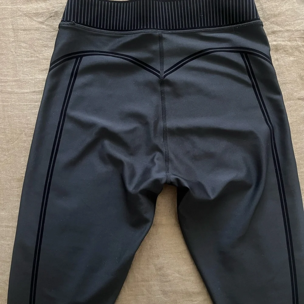 ALO Yoga Black Leggings - Picture 2 of 2